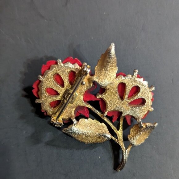 Vintage Red Rose Floral Brooch Gold Toned Metal With Textured Leaves - Picture 3 of 8